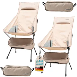 Zwei leichte Klappstühle in Beige mit Mesh-Einsätzen und einem abnehmbaren, gepolsterten Kopfteil. Zubehör und Etikett sind sichtbar.