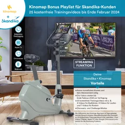 Fahrradergometer in einem modernen Raum mit Bildschirm, auf dem Radfahrer während eines Events zu sehen sind. Hinweise zu Kinomap und Vorteilen für Skandika-Kunden sind ebenfalls abgebildet.