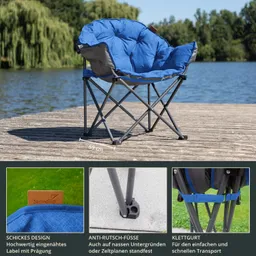 Faltstuhl mit blauer Polsterung auf Holzsteg, dahinter ein Gewässer und Bäume. Produktdetails sind unterteilt dargestellt.