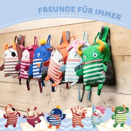 Bunte Rucksäcke in Tierform hängen an einer Holzwand. Unten sind cartoonartige Figuren in Streifenmuster abgebildet.