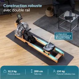 Rudergerät aus Holz mit transparentem Wassertank und Sitz auf einer Matte, daneben ein Tisch und ein Stuhl.