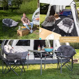 Zwei graue, gepolsterte Campingsessel stehen im Freien, neben einem Tisch mit Getränken und Obst. Ein Zelt ist im Hintergrund sichtbar.