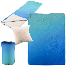 Schlafsack in Blau-Gradient mit einer flauschigen Innenseite, ein Kissen und eine Tragetasche in ähnlichem Design.