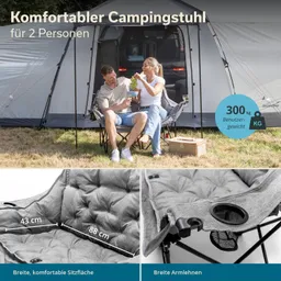 Zwei Personen sitzen in komfortablem Campingstuhl vor einem Zelt. Im Hintergrund ist der Zeltinnern sichtbar. Ein Korb und Getränke sind zu sehen.