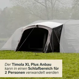 Zelt mit grauem und schwarzem Stoff auf grünem Rasen, bereit als Schlafbereich für zwei Personen genutzt zu werden.