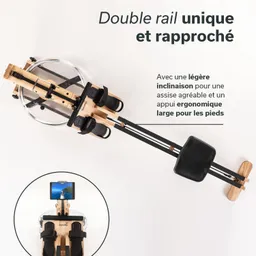 Wasser-Rudergerät aus Holz mit transparentem Tank, Fußstützen, einem schwarzen Sitz und einem Halter für ein Tablet.