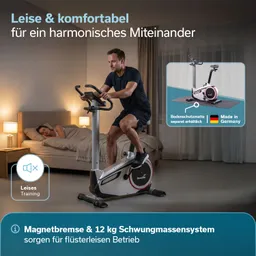 Ein Fahrradergometer steht in einem modernen Wohnraum mit Holzfußboden. Daneben sind drei Merkmale abgebildet: höhenverstellbare Füße, eine Tablet-Halterung und rutschfeste Pedale.