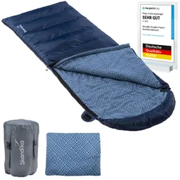 Blau gefärbter Schlafsack mit geometrischem Innenmuster, daneben eine Tragetasche und eine zusätzliche Decke. Rechts ein Zertifikat.