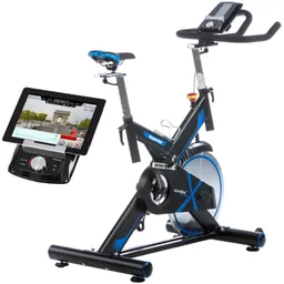 Stationäres Fahrrad mit schwarzem und blauem Rahmen, ausgestattet mit einem Tablet-Halter und Bedienfeld.