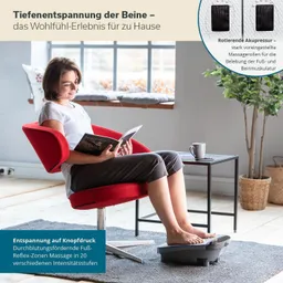Eine Person sitzt in einem roten Stuhl, liest ein Buch und hat die Füße auf einem Massagegerät. Neben ihr steht ein Tisch mit einer Tasse.