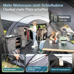 Eine geräumige Zeltinnensicht mit zwei Personen an einem Tisch, einer Person am Regal und zwei weiteren im Hintergrund.