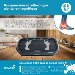 Massagegerät für Fußreflexzonen mit einer abgebildeten Bedienoberfläche. Holzfußboden und moderner Wohnraum im Hintergrund.