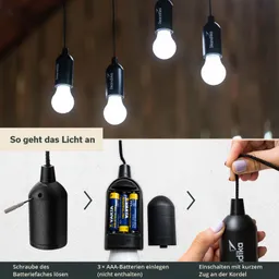Drei hängende Glühbirnen leuchten hell. Unterhalb ist eine Anleitung mit einem Batteriegehäuse, das geöffnet, mit drei AAA-Batterien befüllt und dann eingeschaltet wird.