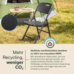 Klappstuhl aus recyceltem HDPE auf einer Wiese, im Hintergrund ein Zelt und ein Tisch mit Obst und Zeitschrift.