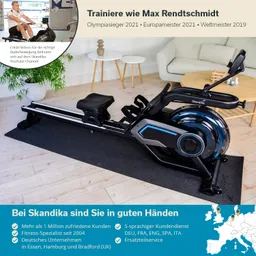 Rudergerät mit Wasserbehälter auf einem Teppichboden. Im Hintergrund eine Person, die rudert. Möbel und Pflanzen im Raum sichtbar.