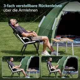 Ein Mann sitzt in einem verstellbaren Stuhl vor einem Zelt auf grüner Wiese. Neben ihm steht ein kleiner Tisch mit einem Buch und einer Schale.