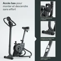 Schwarzes Ergometer mit rutschfesten Pedalen, verstellbarem Sattel und integrierten Puls-Tracker. Transportrollen vorhanden.