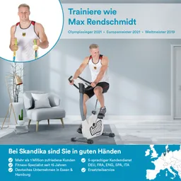 Mann in Sportkleidung sitzt auf einem Heimtrainer in einem modernen Raum. Links oben sind Medaillen abgebildet.