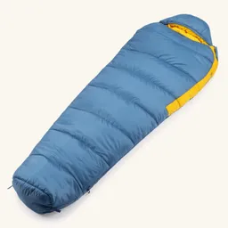Blauer Schlafsack mit gelben Akzenten, gesteppt, schmal zulaufend, auf hellem Hintergrund.