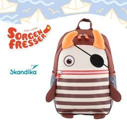 Ein Rucksack in Form eines Monsters mit Augen, einem Piratenaugenklappe und Hörnern. Der Rucksack hat gestreifte Elemente und eine kleine Tasche.