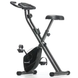 Klappbarer Heimtrainer mit sitzender Bike-Position, schwarzen Pedalen und Display zur Widerstandseinstellung.