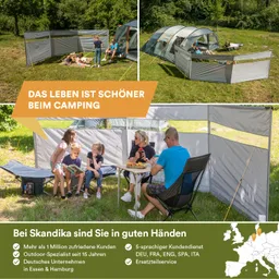 Familie beim Camping auf einer Wiese, mit einem Zelt im Hintergrund. Personen sitzen an einem Tisch und essen.