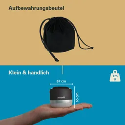 Schwarzer Aufbewahrungsbeutel oben, darunter ein kleiner Behälter auf einer Hand, Maße und Gewicht angegeben.
