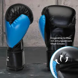 Schwarze Boxhandschuhe mit blauen Einsätzen, auf einem dunklen Untergrund, Details über die Konstruktion sind sichtbar.
