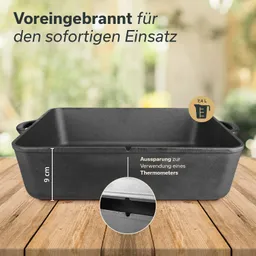 Gusseiserne Auflaufform mit einer Höhe von 9 cm und einem Volumen von 7,4 Litern. An der Seite befindet sich eine Aussparung für ein Thermometer. Hintergrund unscharf.