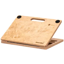 Holztablett mit Griff und seitlichen Aussparungen, leicht schräg aufgestellt. Naturholzfarbe, mit Logo "Skandika".