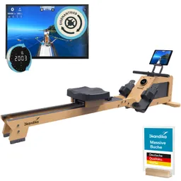 Rudergerät aus Holz mit schwarzem Sitz und Fußstützen. An einem Monitor läuft ein Ruder-Gameplay. Daneben ist ein Schild mit Informationen.