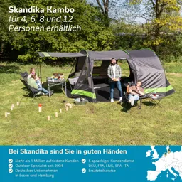 Zelt in der Natur mit drei Personen, die entspannen. Ein Tisch mit Campingutensilien ist sichtbar. Grüne Umgebung.