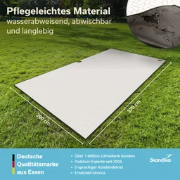 Eine große, rechteckige Matte auf grünem Gras. Die Matte ist hellgrau mit einem geometrischen Muster und hat schwarze Ränder. Maße sind angegeben: 200 cm x 370 cm. Textinformationen über das Material und die Marke sind im Bild sichtbar.