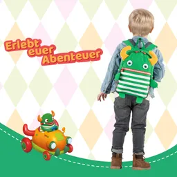 Kind mit einem grünen Rucksack, der wie ein Monster aussieht, steht vor einem bunten, gemusterten Hintergrund. Ein Spielzeugauto mit einem Monster ist ebenfalls sichtbar. Text: „Erlebt euer Abenteuer“.