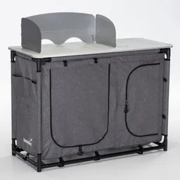 Faltbare Campingküche in Grau mit Abdeckung, seitlichen Taschen und Tischplatte, aus robustem Material.