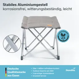 Faltbarer Hocker mit stabilem Aluminiumgestell und grauer Sitzfläche, umgeben von Informationen zur Marke und Produktmerkmalen.