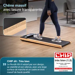 Walkingpad aus Massivholz mit schwarzer, rutschfester Oberfläche. Eine Person mit grauen Schuhen steht darauf.