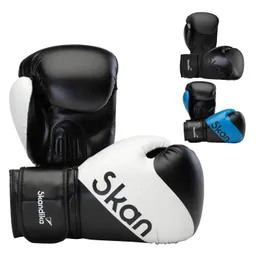 Schwarze Boxhandschuhe mit weißen und blauen Akzenten. Logo "Skan" sichtbar. Handschuhe in verschiedenen Positionen angeordnet.