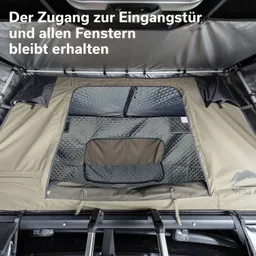 Dachzelt mit einem geöffneten Zugang zur Eingangstür und einem Fenster, Innenansicht mit gepolstertem Boden.