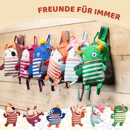 Bunt gestaltete Rucksäcke in Tierform hängen an einer Holzwand, einige mit Augen und Ohren, andere mit unterschiedlichen Mustern.