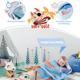Bunte Kinderszene mit einem Jungen in einem Schlafsack, einer Spielzeugfigur und einem Zelt im Hintergrund.