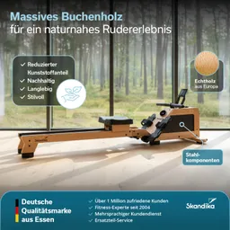 Rudergerät aus massivem Buchenholz mit schwarzem Sitz und Fußschlaufen, platziert vor großen Fenstern mit Waldansicht.