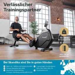 Mann auf einem Rudergerät in einem modernen Raum mit großen Fenstern und Pflanzen. Rudergerät von Skandika sichtbar.