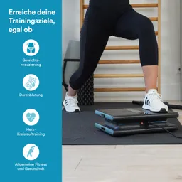 Eine Person steht mit einem Fuß auf einer Trainingsplattform. Im Hintergrund sind verschiedene Fitnessgeräte sichtbar. Links sind Text und Symbole zu sehen, die Fitnessziele wie Gewichtsreduktion und Durchblutung ansprechen.