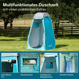 Multifunktionales Duschzelt in türkiser Farbe, auf einer Wiese aufgestellt. Es hat eine aufrollbare Tür, Moskitonetze und Halterungen für Handtücher.