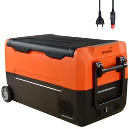 Kühlbox in Orange und Schwarz mit Rädern und einem Griff. Kabel mit Stecker sichtbar.