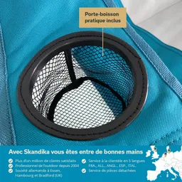 Trinkbehälter mit Netz, integriert in ein blaues Material mit Textilstruktur, Hinweis auf Produktdetails.