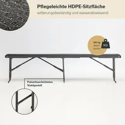 Bietet eine lange, schwarze Sitzfläche aus HDPE mit pulverbeschichtetem Stahlgestell. Sichtbare Wasserperlen auf der Oberfläche.