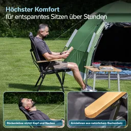 Eine Person sitzt auf einem klappbaren Stuhl im Grünen und liest ein Buch. Im Hintergrund ist ein Zelt zu sehen und ein kleiner Tisch mit Obst und einer Zeitschrift.
