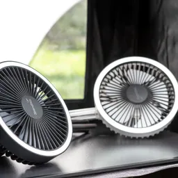 Zwei Ventilatoren in Schwarz und Weiß stehen auf einer Oberfläche, im Hintergrund ist ein grünes Feld sichtbar.